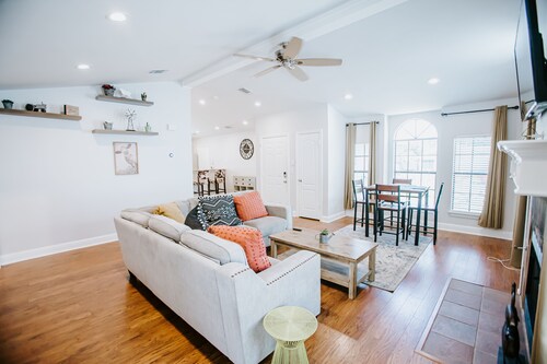 Cattle House - Soak in the Texas Hill Country vibe