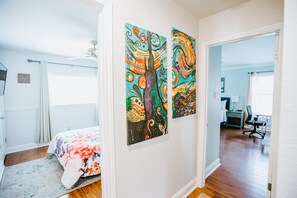 3 camere, una scrivania, ferro/asse da stiro, culla da viaggio