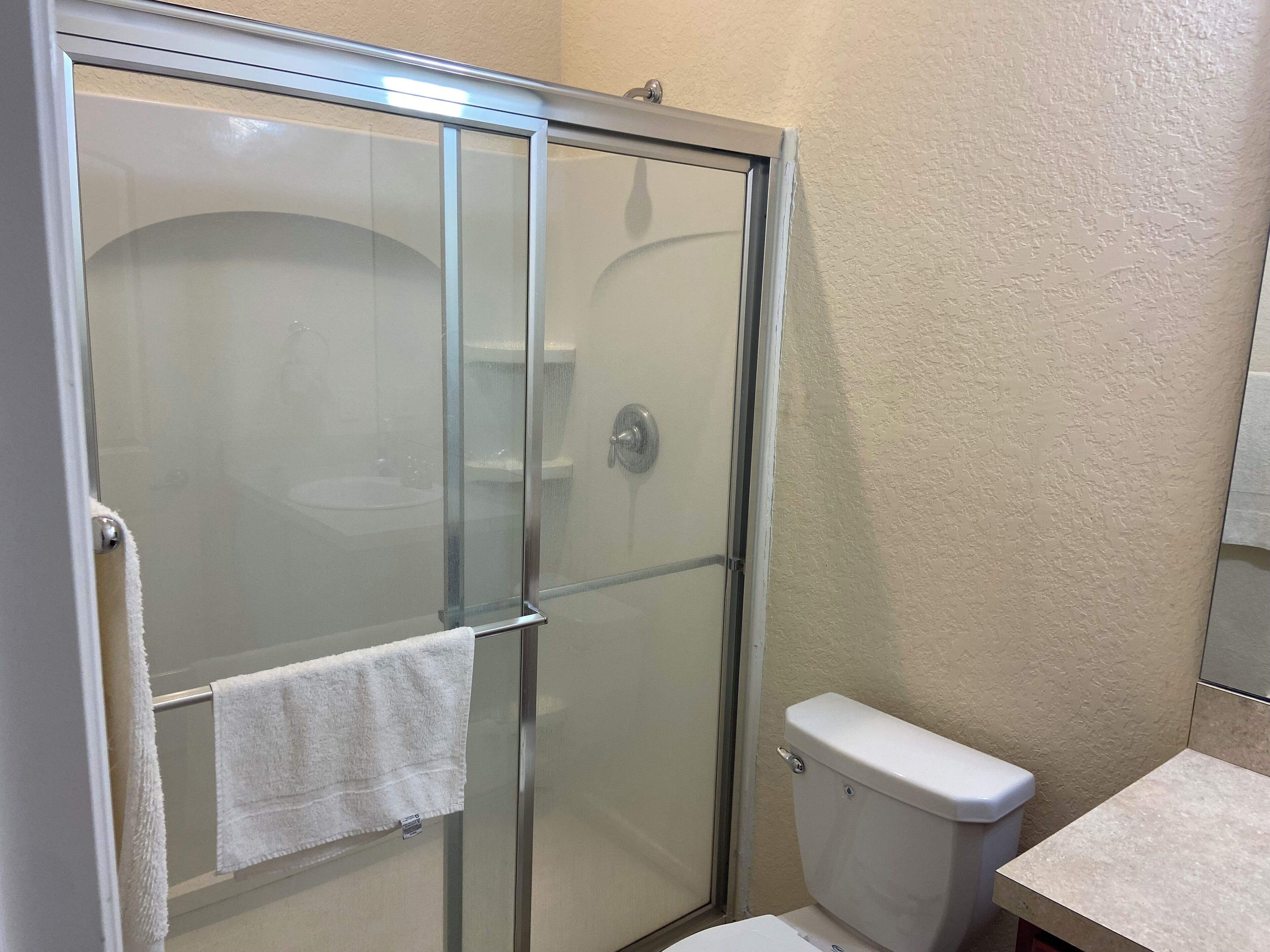 Douche, sèche-cheveux, serviettes fournies, savon