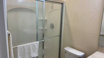 Douche, sèche-cheveux, serviettes fournies, savon