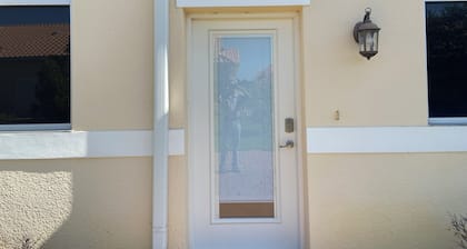Shantiniketan Apartment /50 minutes to the Disney 2 mile to down town Tavares.