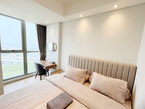Suite Premium, 1 cama King size y sofá cama, vista al mar | Decoración personalizada, muebles diferentes y escritorio 