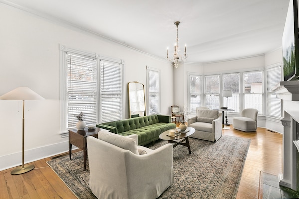 Smart TV, caminetto, libri, biblioteca musicale