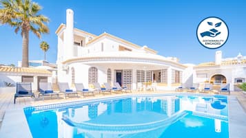 Lämmitetty uima-allas