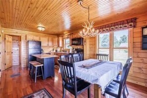Dining - Conesus Log Cabin, Cozy Log Cabin on the Wine Trail (Geneva)