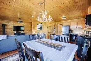 Interior - Conesus Log Cabin, Cozy Log Cabin on the Wine Trail (Geneva)