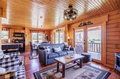 リビング エリア. Conesus Log Cabin, Cozy Log Cabin on the Wine Trail