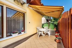 Outdoor dining - Holiday home with WiFi, air conditioning, washing machine (Balatonfenyves)