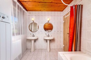 Bathroom - Holiday home with WiFi, air conditioning, washing machine (Balatonfenyves)