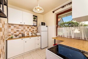 Fridge, microwave, oven, stovetop