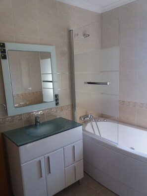 Dusche, Whirlpool, Haartrockner, Bidet