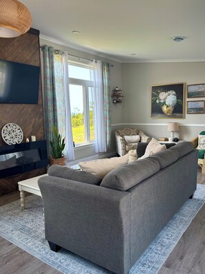 Smart TV, fireplace - Where the Ocean Meets Rolling Hills in a Picturesque Landscape (Port Hood)