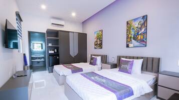 Une chambre d’hôtel moderne équipée de deux lits, d’une salle de bain, d’un bureau et d’une télévision.