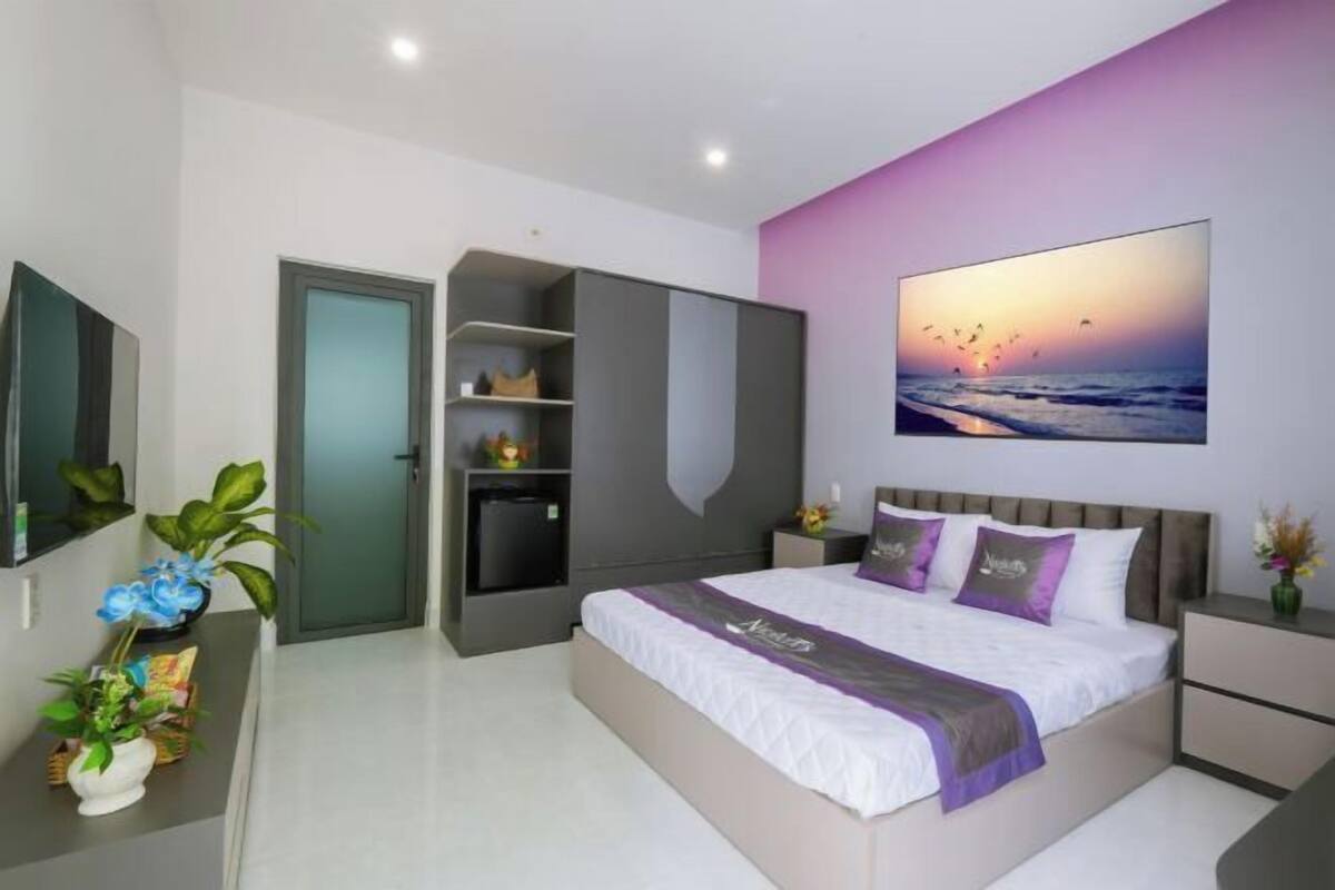 Premium bedding, pillowtop beds, minibar (some free items), in-room safe