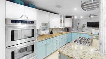 Frigorífic, microones, forn i placa de cuina