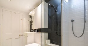 Dusche, Whirlpool, Haartrockner, Handtücher