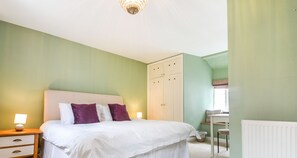 3 bedrooms, iron/ironing board, free WiFi, bed sheets - Wedgwood Cottage - Sleeps 6 guests  in 3 bedrooms (Cawsand)