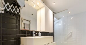 Douche, baignoire à jets, sèche-cheveux, serviettes fournies