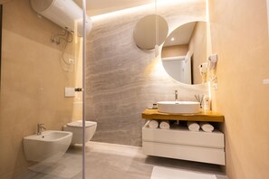 Luxury-Apartment | Badezimmer | Dusche, kostenlose Toilettenartikel, Haartrockner, Bademäntel