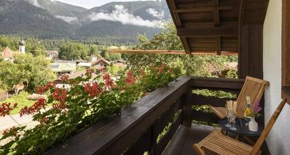 Rustic holiday home "Alpenlodge" in Grainau