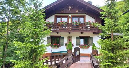 Rustic holiday home "Alpenlodge" in Grainau