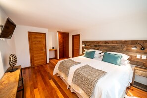 Habitación doble estándar | Caja de seguridad en la habitación y decoración personalizada 