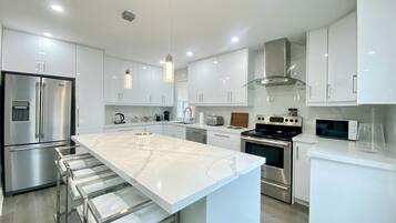 Design Villa, 5 Bedrooms, Non Smoking | Private kitchen | Full-size fridge, microwave, stovetop, toaster