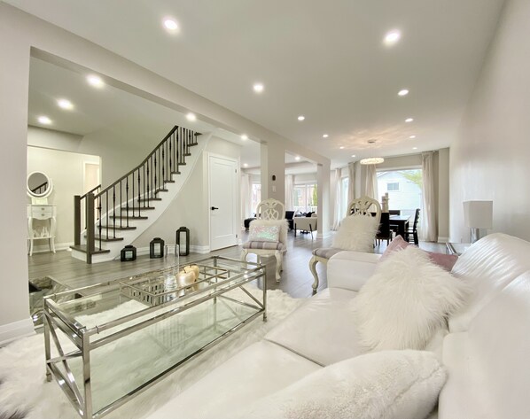 Villa de diseño, 5 habitaciones, no fumadores | Zona de estar | Televisión de 55 pulgadas con canales digitales, Netflix