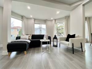 Villa Design, 5 chambres, non-fumeur | Aire de séjour | Téléviseur de 55 po avec télévision numérique, Netflix