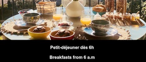 Daily continental breakfast (EUR 15 per person)
