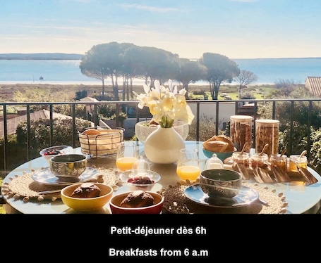 Desayuno continental diario (EUR 15 por persona)