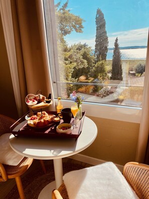 Panoramic Double Room, Private Bathroom, Lake View (La Nautique) - La Lagune (Bages)