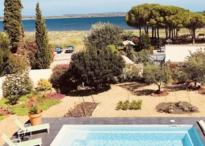 Piscine extérieure en saison