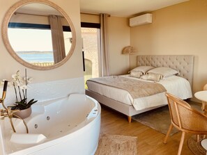 Panoramic Double Room, Private Bathroom, Lake View (La Saline) - La Lagune (Bages)