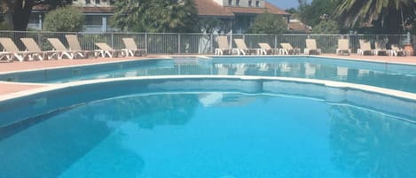 Een buitenzwembad en een verwarmd zwembad