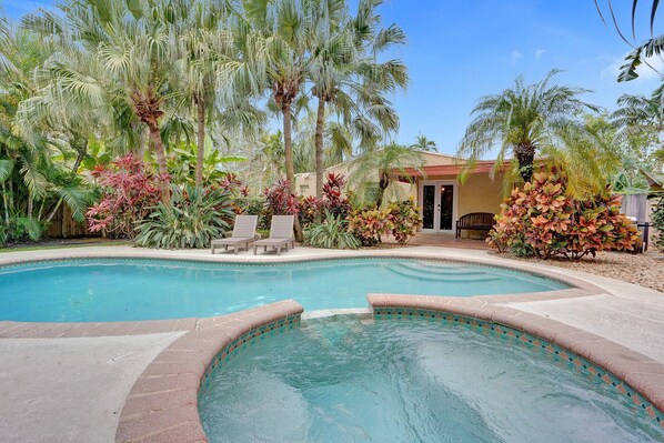 Una piscina al aire libre