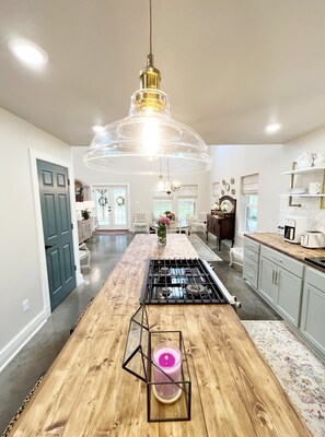 Fridge, microwave, oven, stovetop - Luxury " Hibiscus Manor" Farmhouse (Tyler)