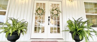 Luxury " Hibiscus Manor" Farmhouse