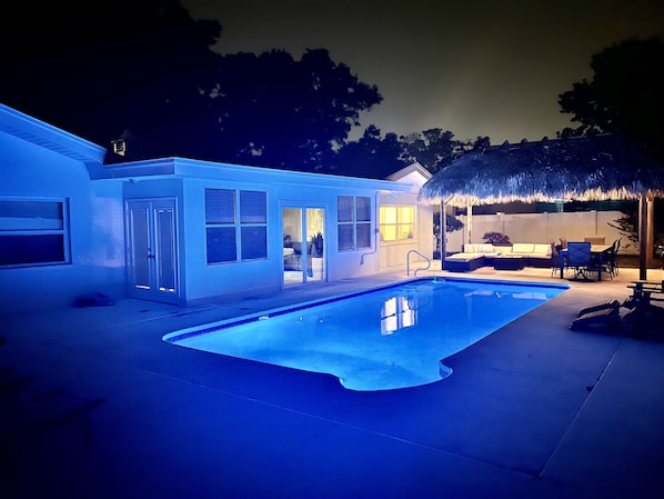 A heated pool - Heated pool home with Tiki Hut. (Clearwater)