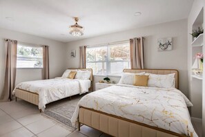 4 bedrooms, iron/ironing board, WiFi, bed sheets - Heated pool home with Tiki Hut. (Clearwater)