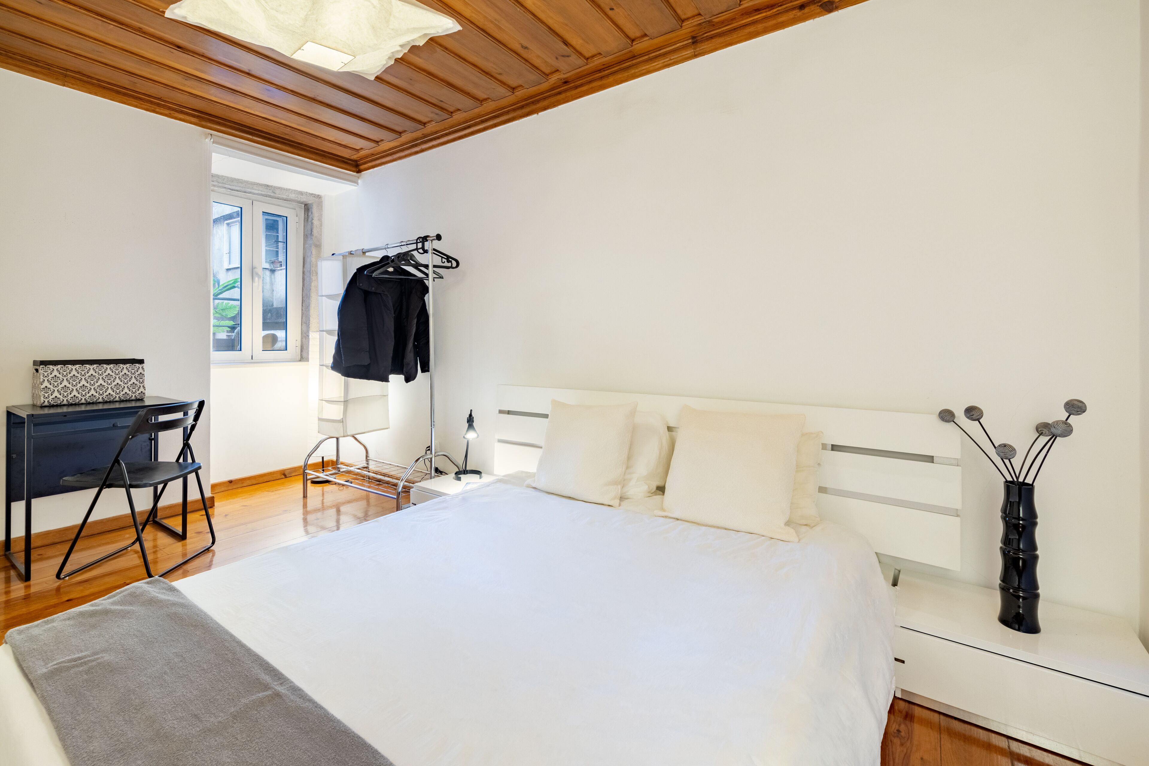 1 bedroom, desk, WiFi