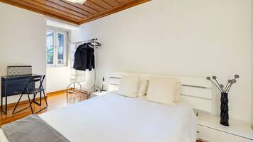 1 bedroom, desk, WiFi