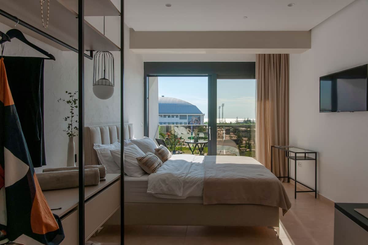 Classic Triple Room, Sea View | WiFi (free), bed sheets