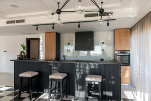 Royal Apartment, 1 Bedroom, 2 Bathrooms, Sea View | Private kitchen - Apart-hotel Soho Suites (Bar)