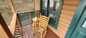 Daisy's Riverside Log Cabin with 2 kayaks, Arcade, hot tub & recliners.