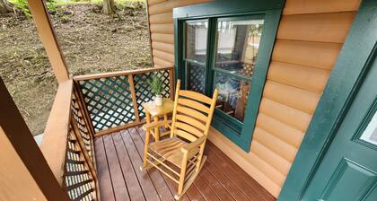 Daisy's Riverside Log Cabin with 2 kayaks, Arcade, hot tub & recliners.