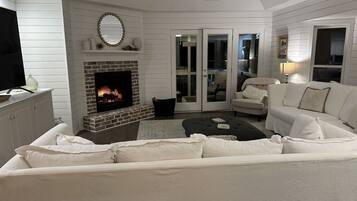 Smart TV, fireplace