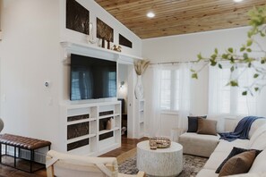 Smart TV, fireplace, stereo