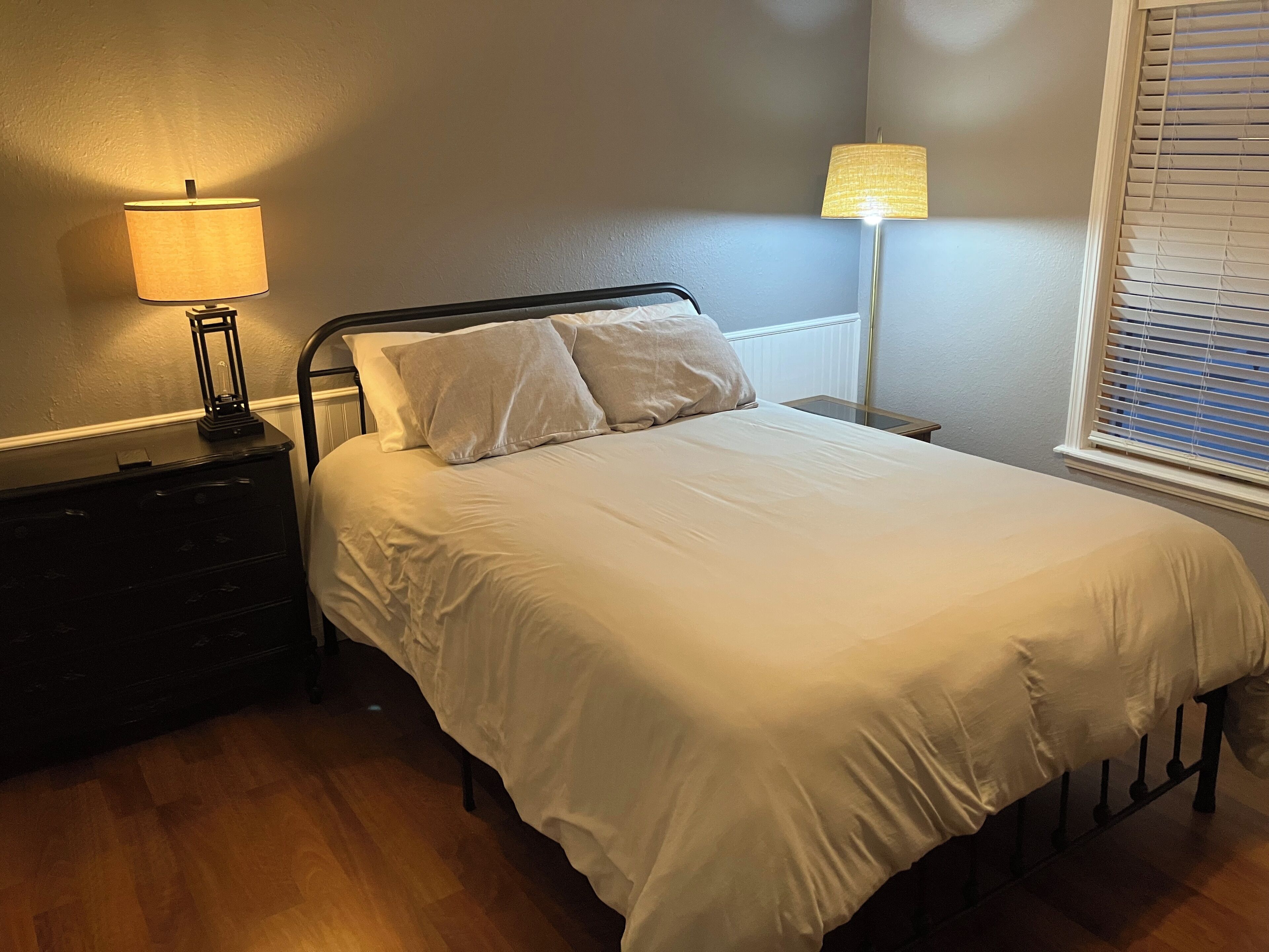 3 slaapkamers, een strijkplank/strijkijzer, wifi, beddengoed