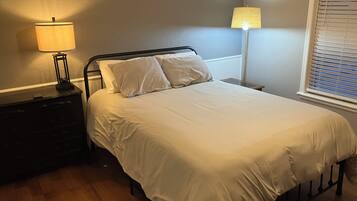 3 bedrooms, iron/ironing board, WiFi, bed sheets